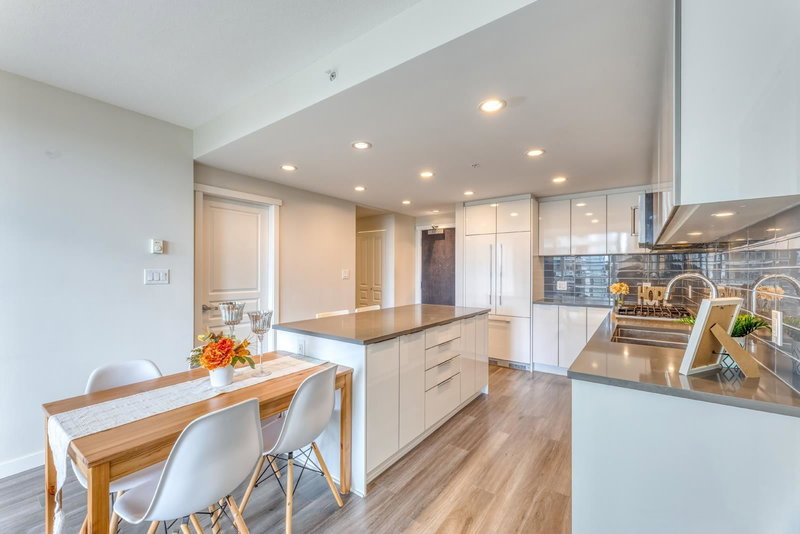 1604 - 3100 Windsor Gate, Coquitlam, V3B 0P3 | Image 2