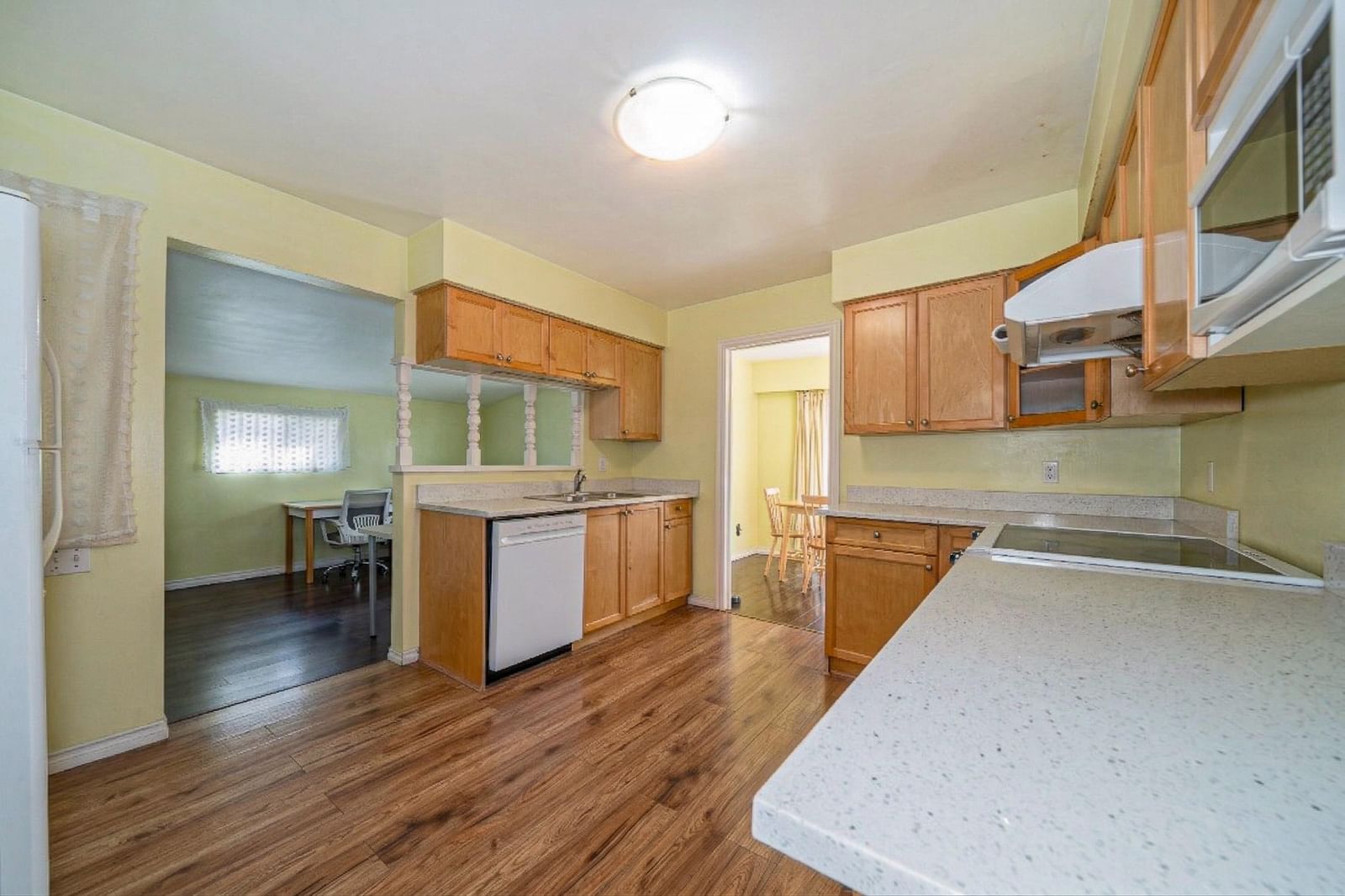 Listing Image 4