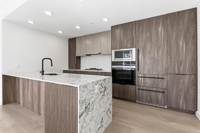 206 - 3590 39th Avenue W