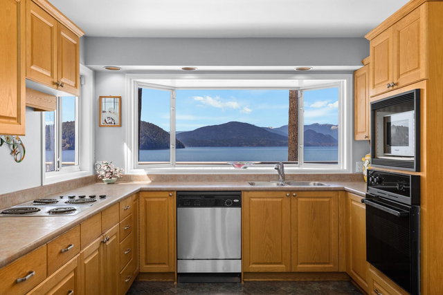 4 Strachan Point Road