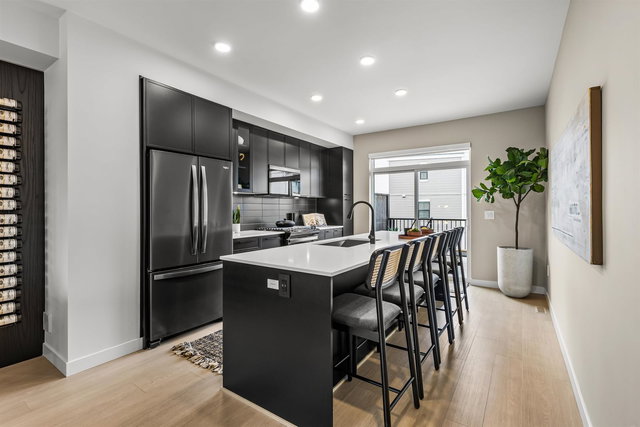 3 - 2886 Montrose Avenue