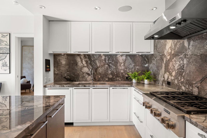 407 - 1501 Vidal Street, White Rock, V4B 0B5 | Image 2