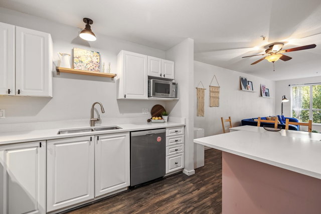 208 - 2551 Parkview Lane