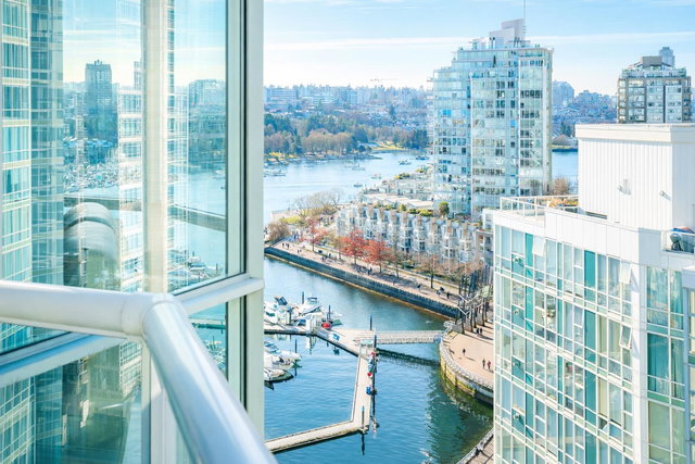 1906 - 1077 Marinaside Crescent