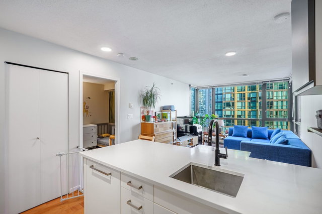 1706 - 1367 Alberni Street