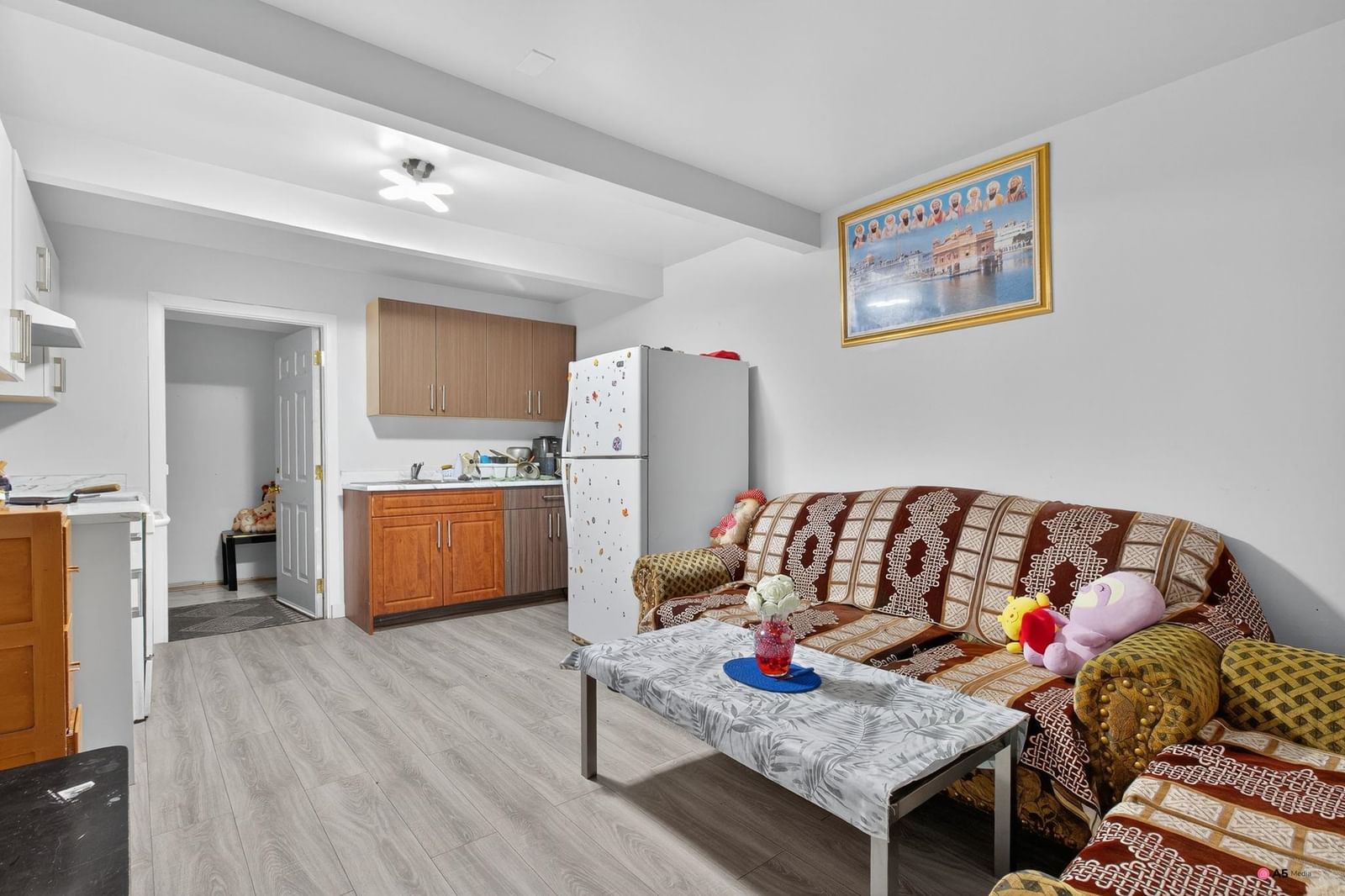 Listing Image 11