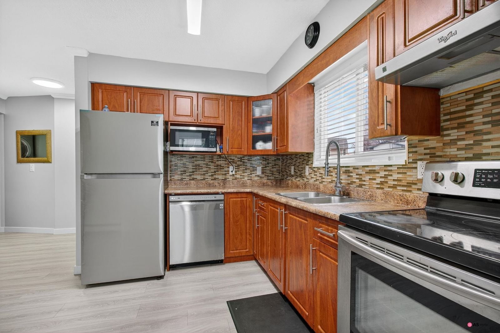 Listing Image 12