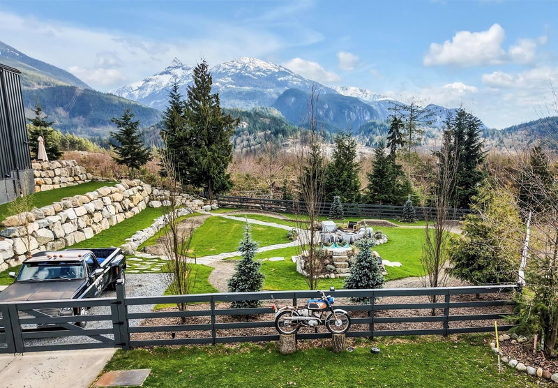 2934 Huckleberry Drive, Squamish, V8B 1B2 | Image 2