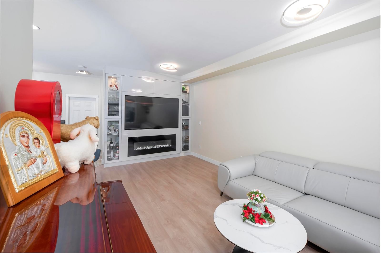 Listing Image 4