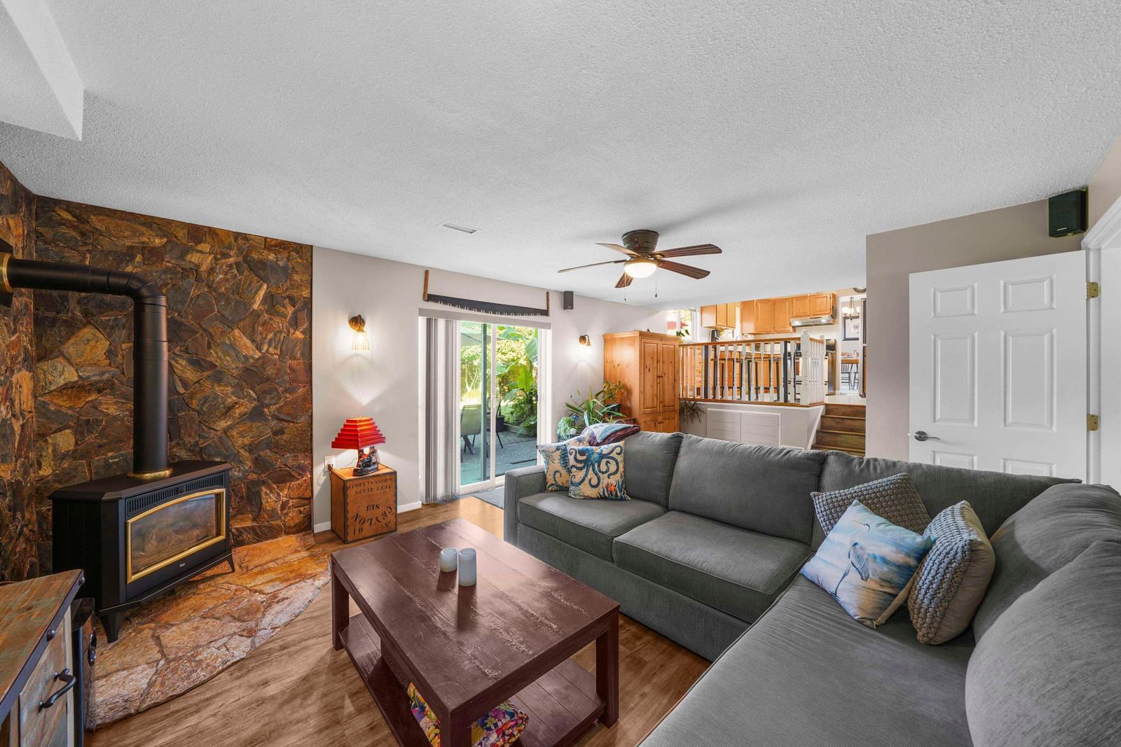 Listing Image 12