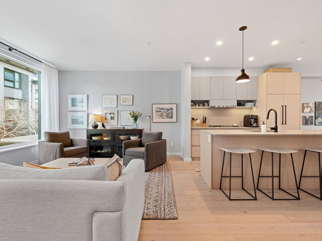 31 - 528 2nd Street E