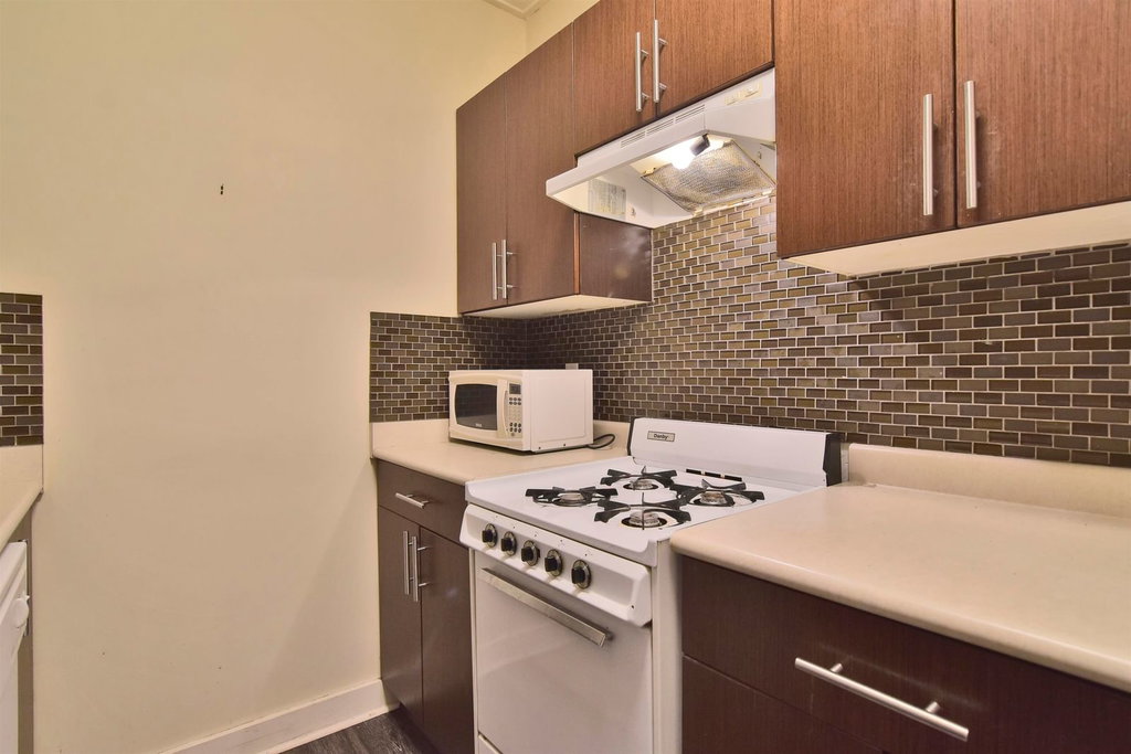 5 - 935 Jervis Street 5