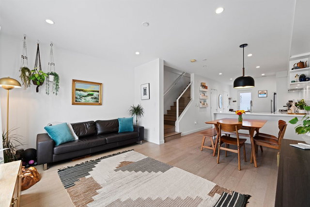 215 - 311 16th Avenue E