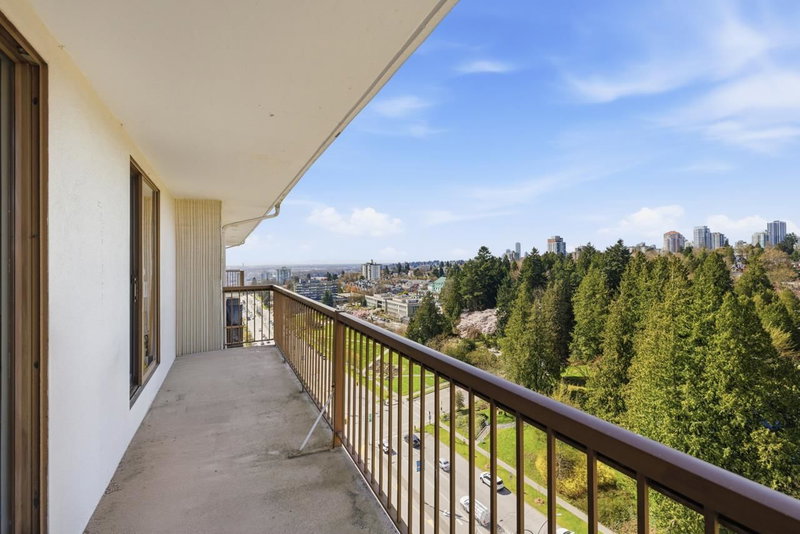 1605 - 320 Royal Avenue, New Westminster, V3L 5C6 | Image 2