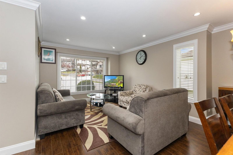 3345 Siskin Drive, Abbotsford, V2T 6T4 | Image 3