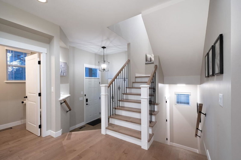 164 Sycamore Drive, Port Moody, V3H 0C5 | Image 3