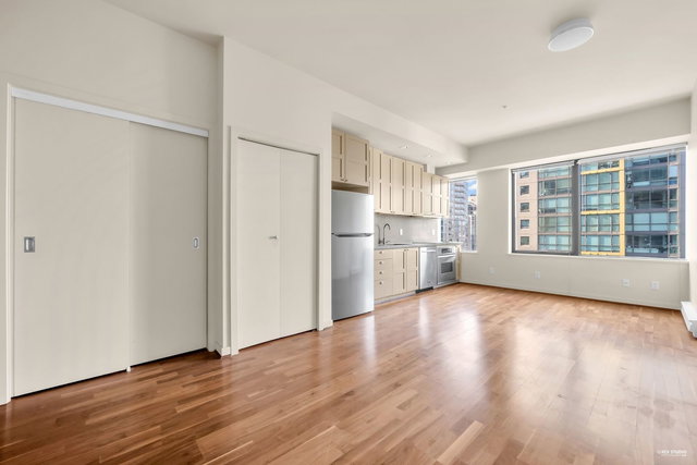 1113 - 1333 Georgia Street W