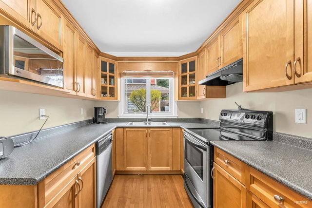 4 - 14921 Thrift Avenue