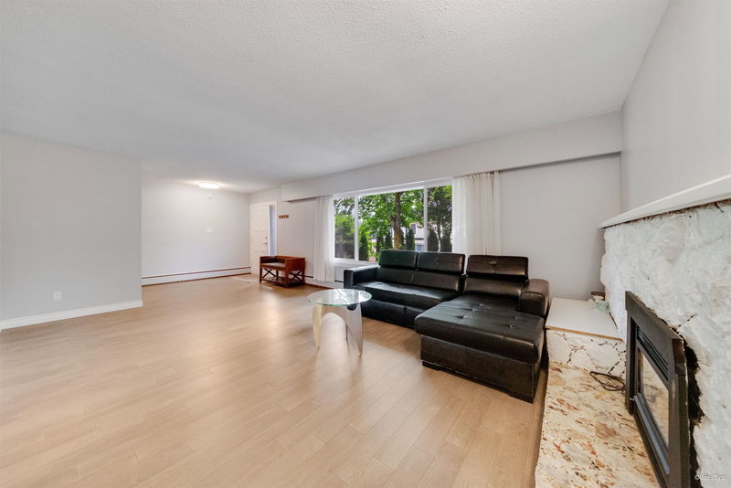 4366 Gilpin Crescent, Burnaby, V5G 2K4 | Image 2