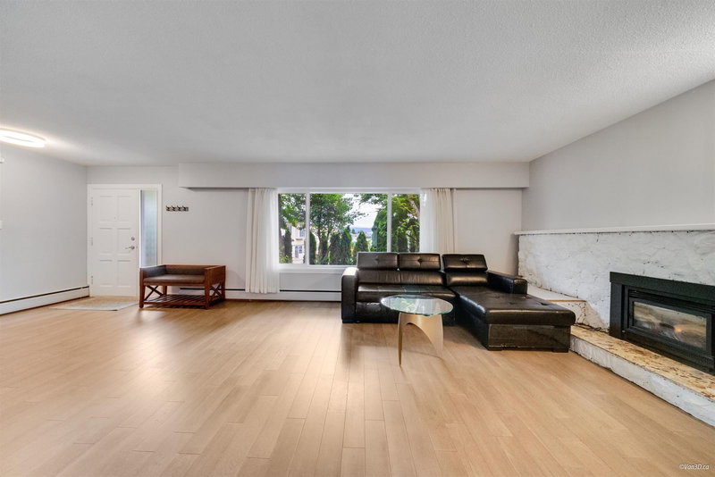 4366 Gilpin Crescent, Burnaby, V5G 2K4 | Image 3