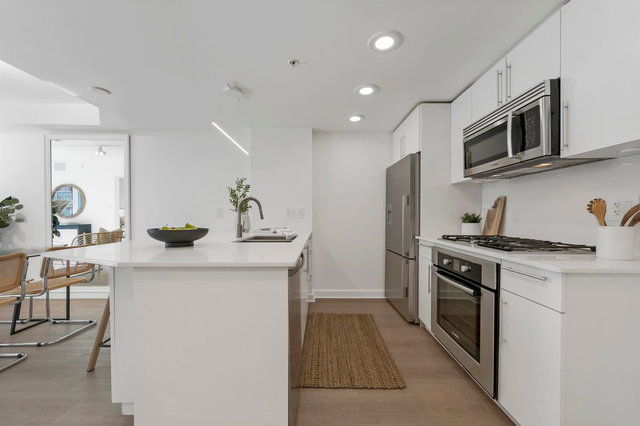 374 - 2080 Broadway W