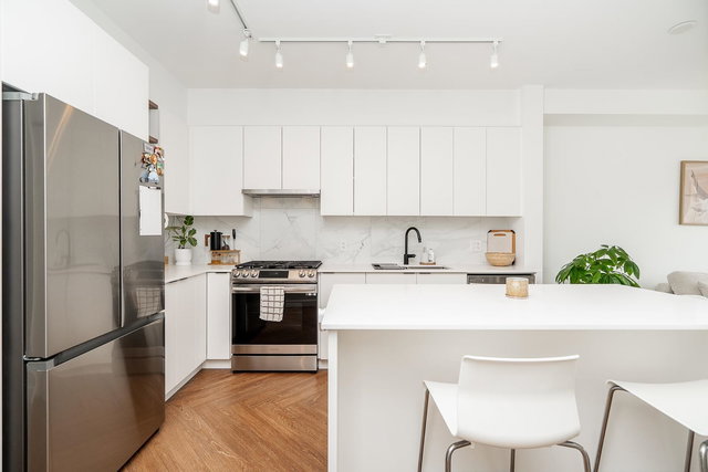 425 - 3229 St Johns Street