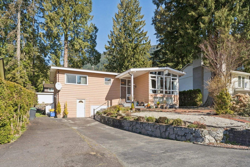 922 Canyon Boulevard, North Vancouver, British Columbia