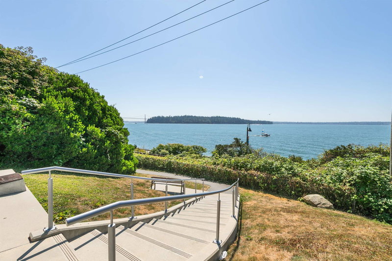 208 - 2119 Bellevue Avenue, West Vancouver, V7V 1C2 | Image 2