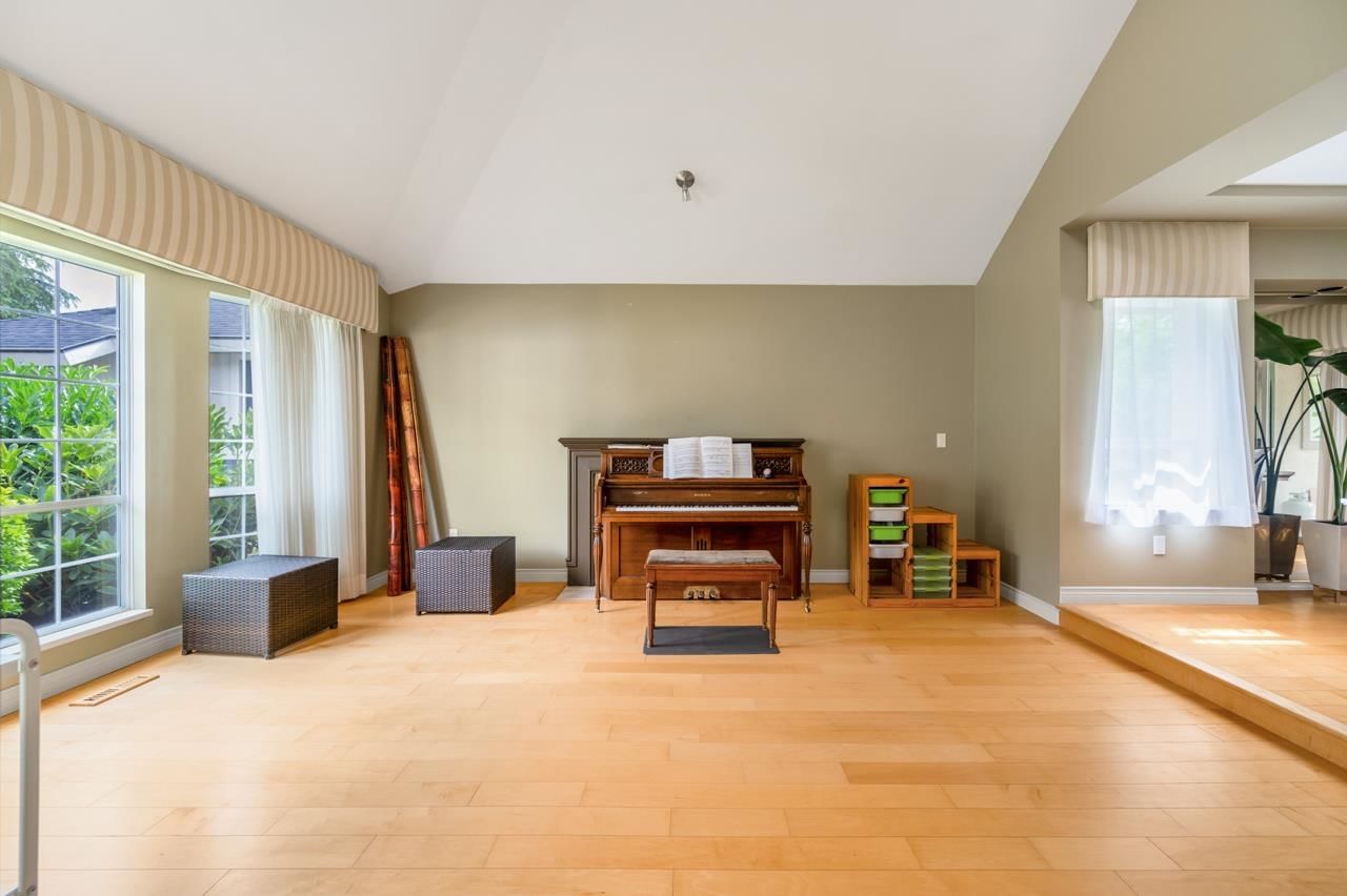Listing Image 11