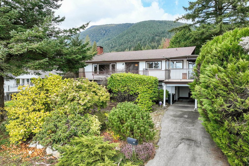 702 Winona Avenue, North Vancouver, British Columbia