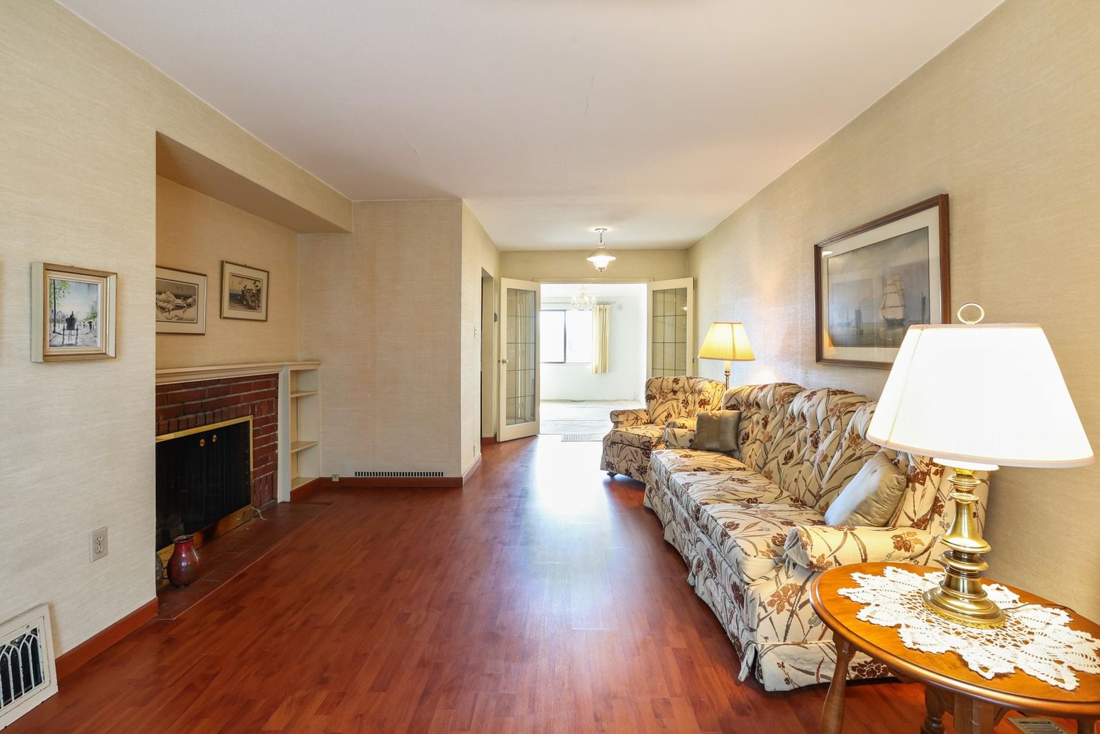 Listing Image 4