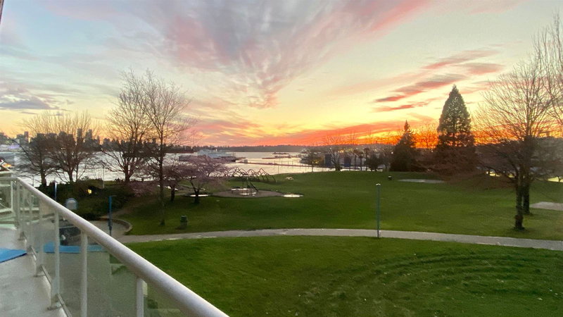 33 Chesterfield Place #1306, North Vancouver, British Columbia