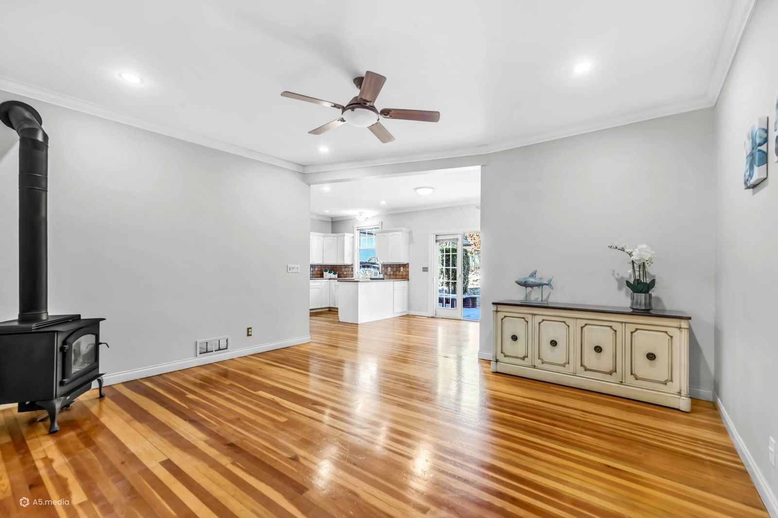 Listing Image 16