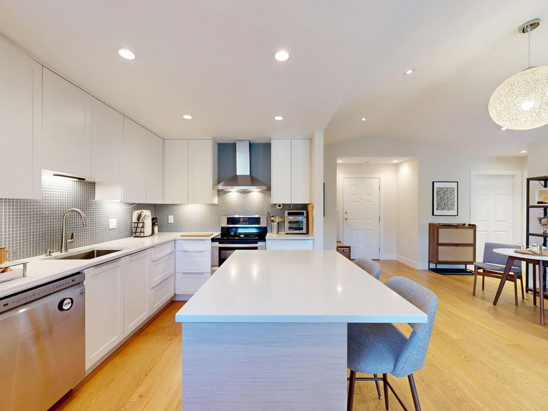 304 - 1528 Bowser Avenue, North Vancouver, V7P 2Y3 | Image 2