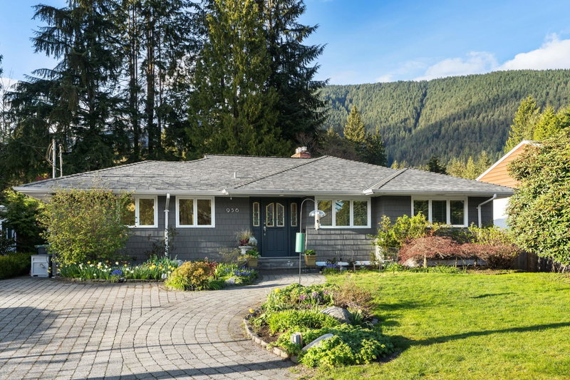 956 Belvista Crescent, North Vancouver, British Columbia