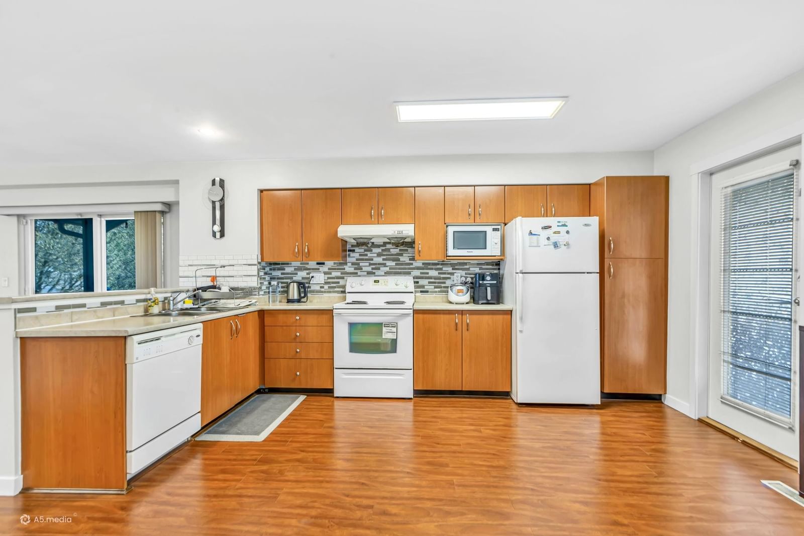 Listing Image 11