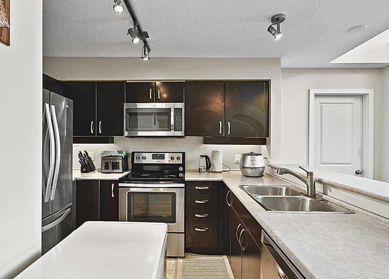 452 - 10838 City Parkway