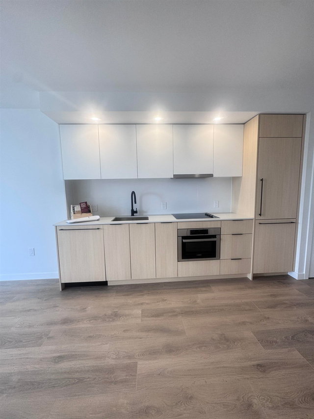 1401 - 13738 Central