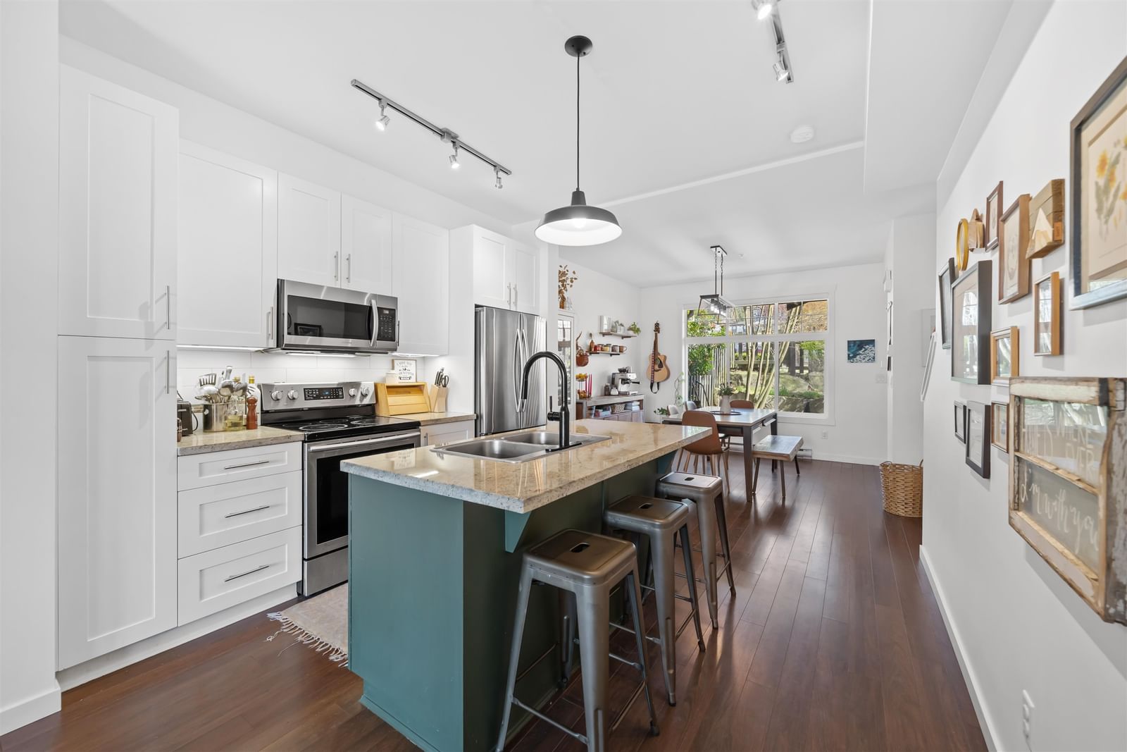 Listing Image 12