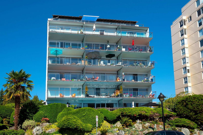 303 - 1845 Bellevue Avenue, West Vancouver, V7V 1B2 | Image 2