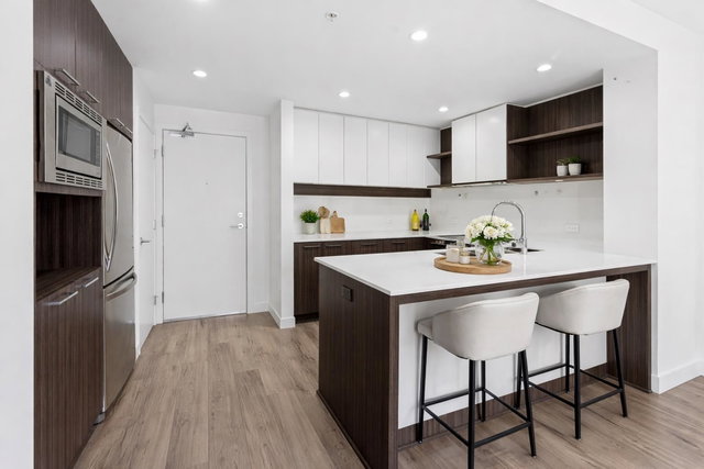 209 - 9250 University High Street