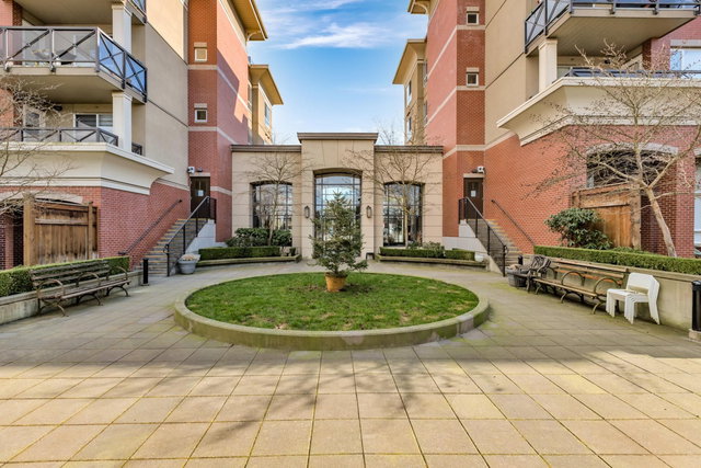 404 - 2970 King George Boulevard