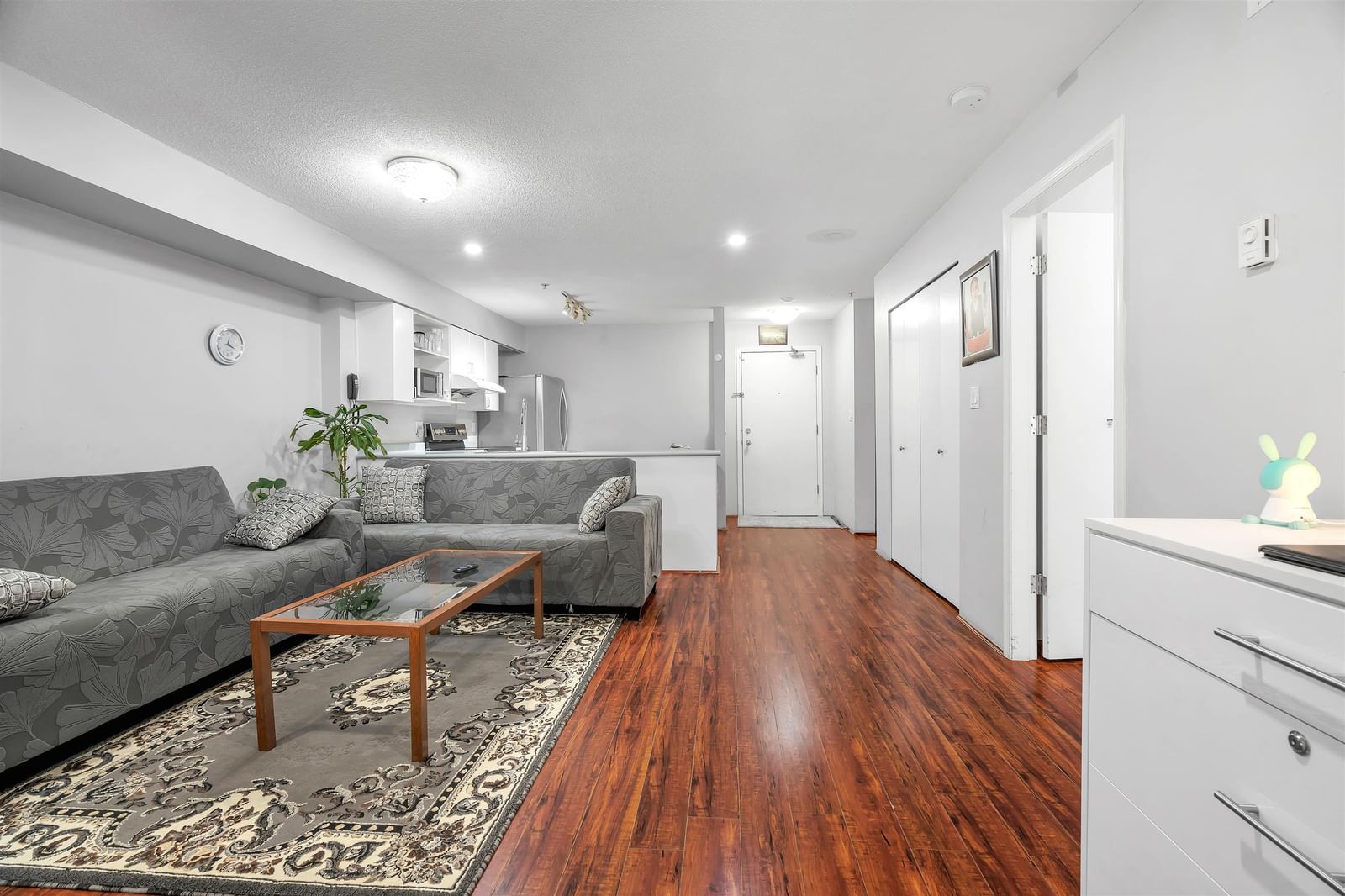 Listing Image 4