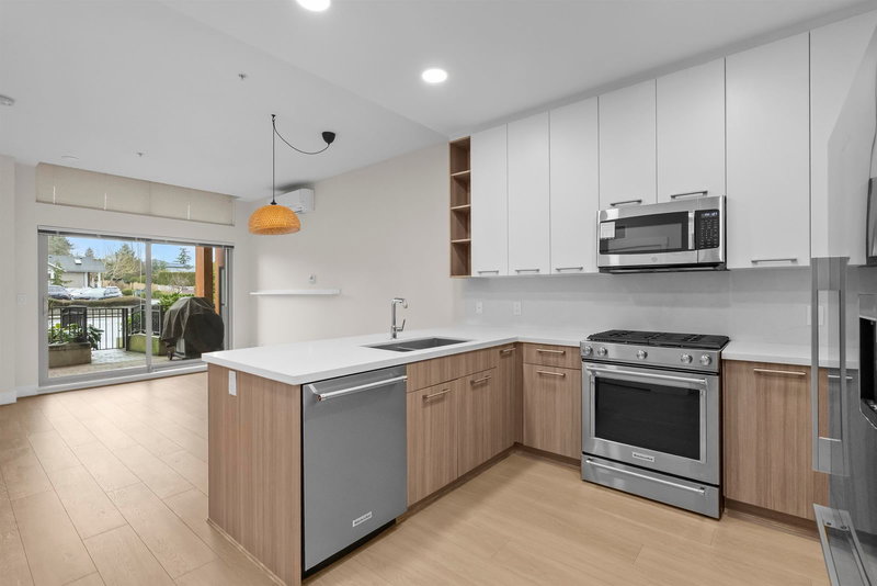 102 - 14022 North Bluff Road, White Rock, V4B 3C3 | Image 2