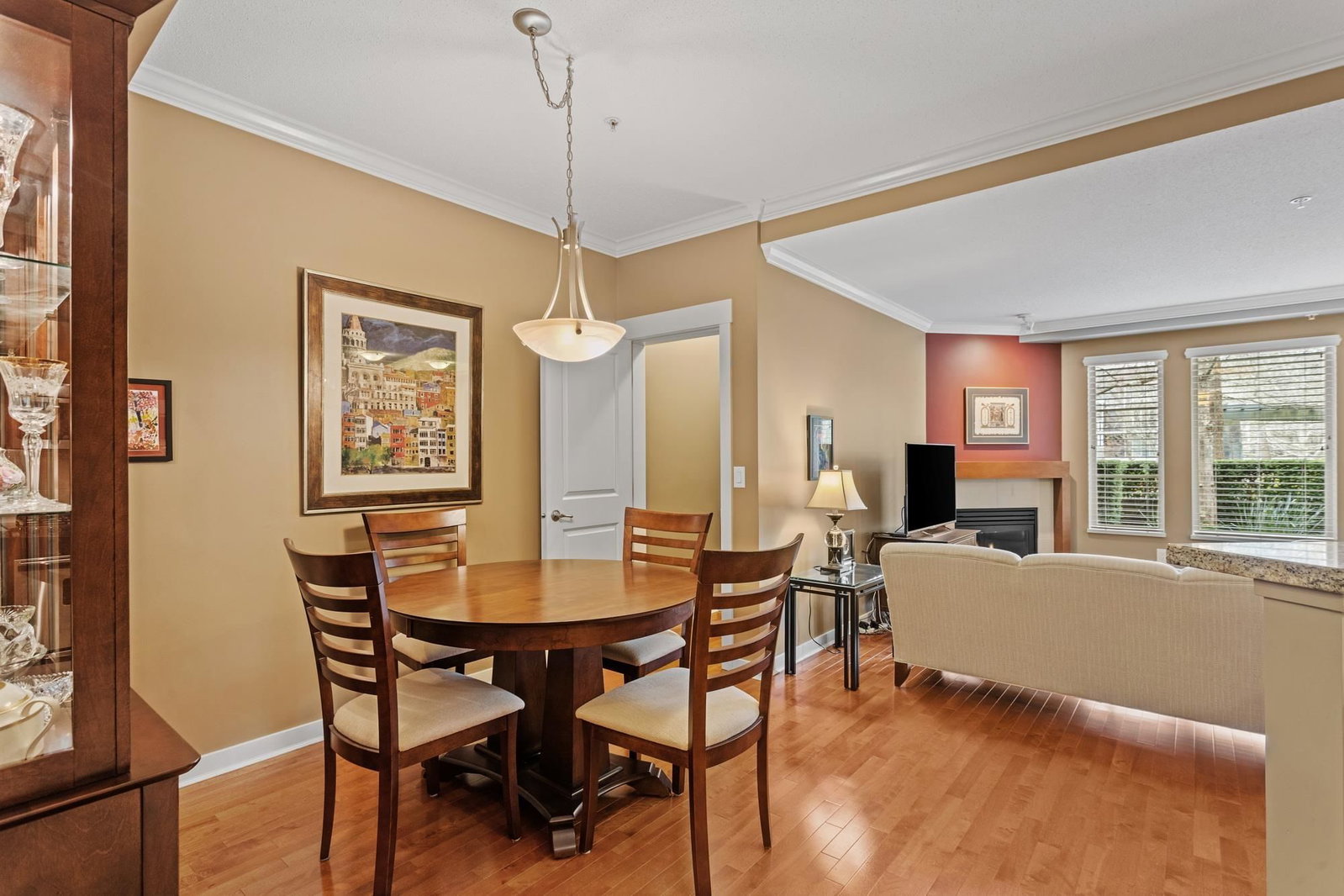 Listing Image 4