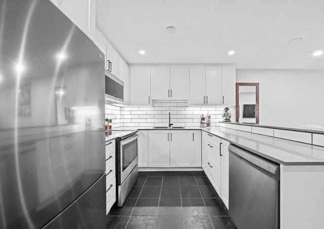 101 - 1122 King Albert Avenue