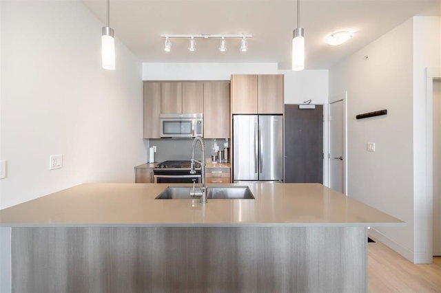 4XX - 7058 14th Avenue