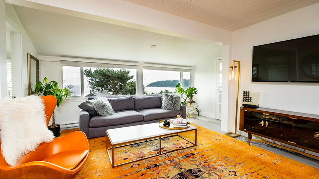 6221 Sunshine Coast Highway