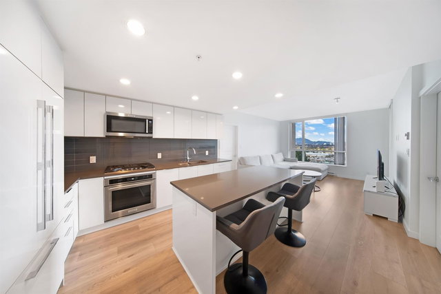 2205 - 3096 Windsor Gate