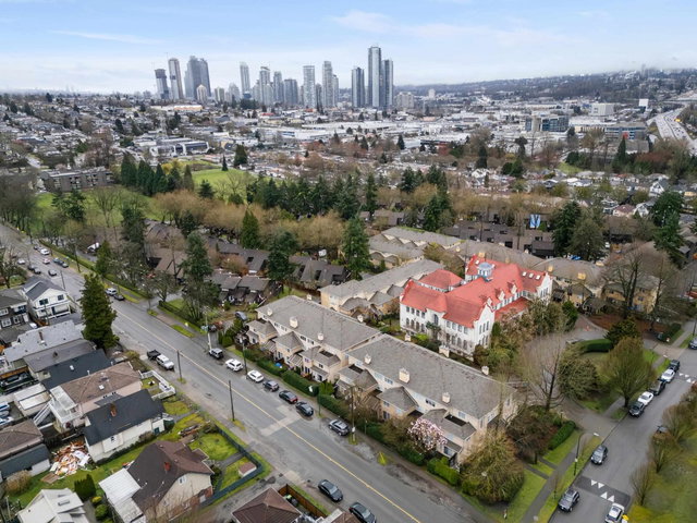 15 - 3428 Adanac Street